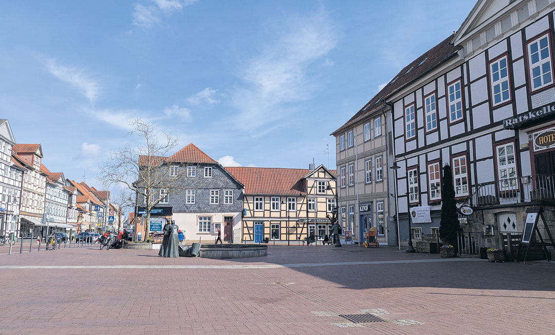 Der Marktplatz in Lüchow (Wendland) mit Brunnen und historischen Fachwerkhäusern – Symbolbild für das Bürgerbeteiligungsprojekt zur resilienten Innenstadt, vorgestellt auf luechow-sei-dabei.de.